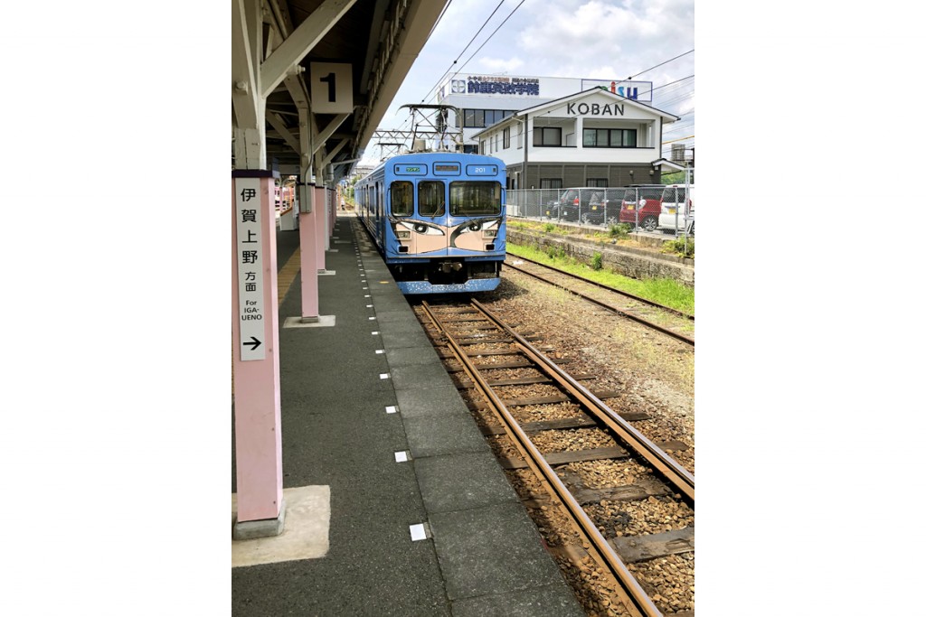伊賀上野駅までは忍者列車で